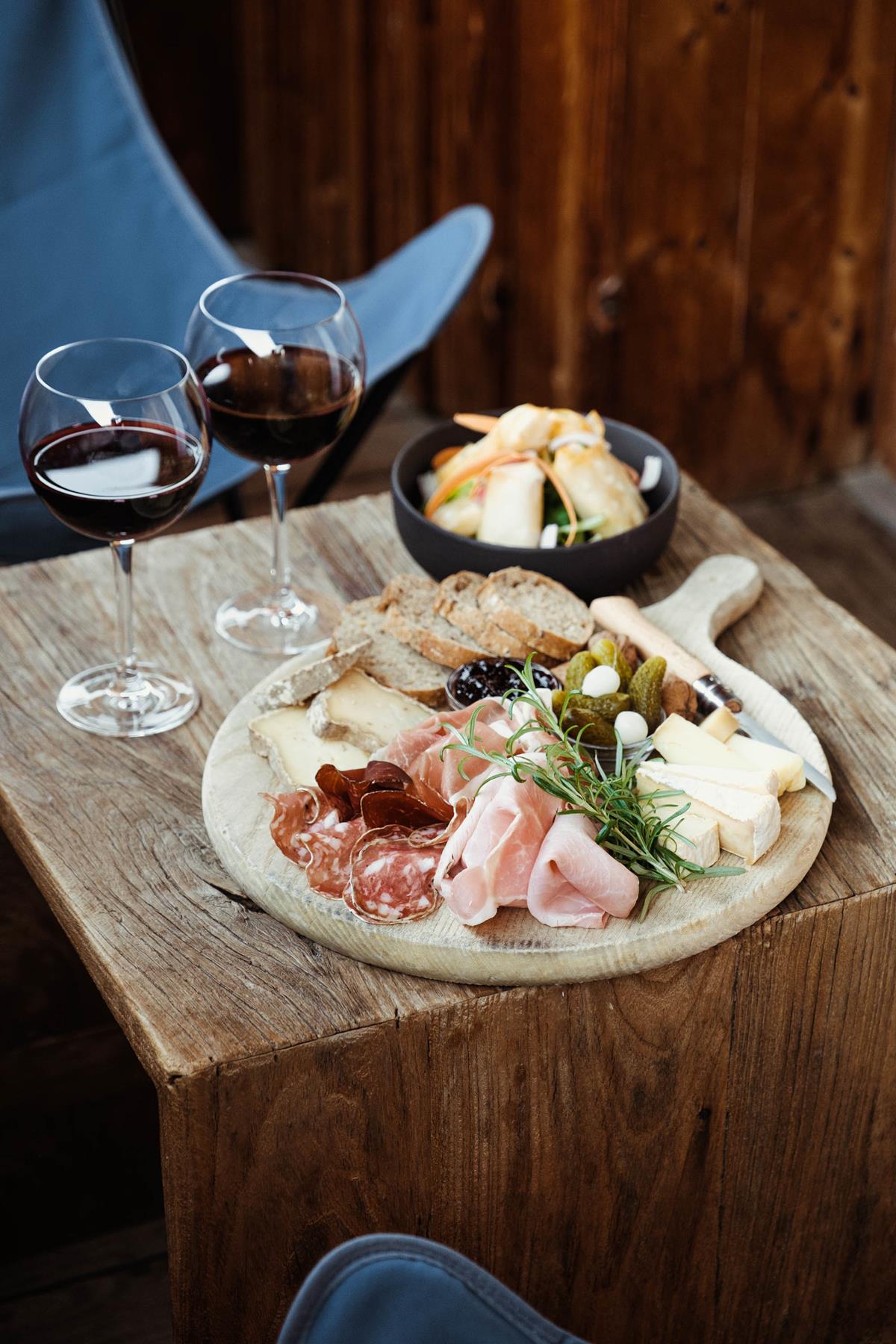 Cet été, profitez d’un apéritif en terrasse face aux Aravis !